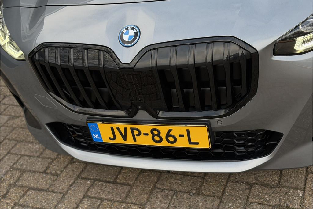 BMW 2 Serie Act.Tourer 230e xDrive 326 PK M-Sport | Panodak, Auto's, BMW, Automaat, Gebruikt, Zwart, 1820 kg