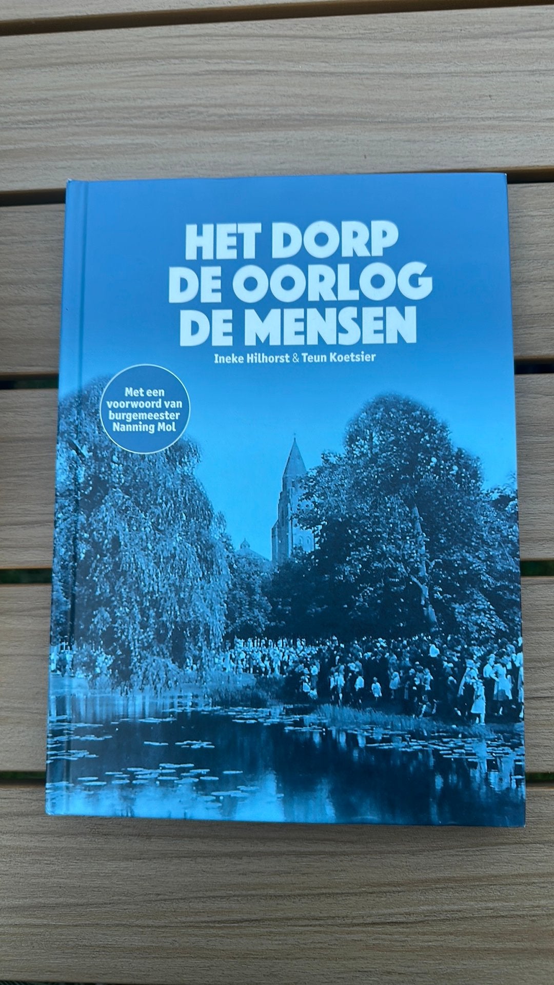 Ineke Hilhorst - Het dorp de oorlog, de mensen gesigneerd, Tweede Wereldoorlog, Ophalen of Verzenden, Zo goed als nieuw, Overige onderwerpen