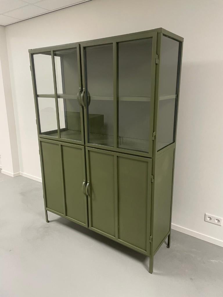 vitrinekast metaal exclusief groen-glas130 br actie Voorraad, 100 tot 150 cm, Nieuw, Ophalen of Verzenden, 3 of 4 laden