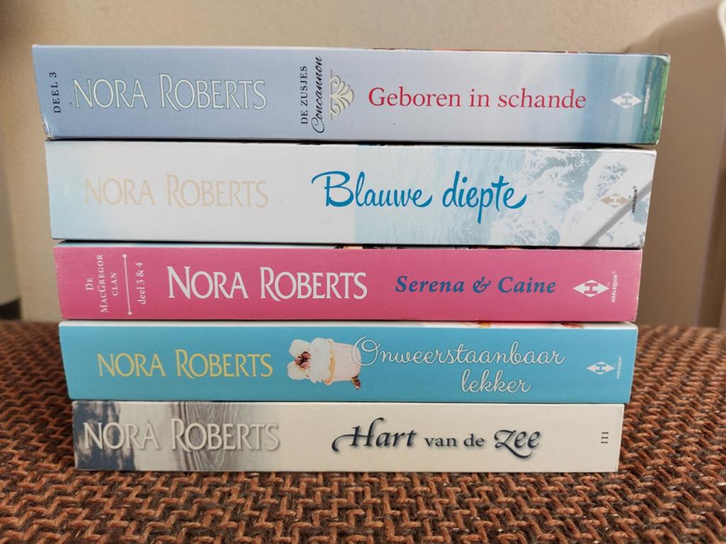 Nora Roberts boekenpakket - 5 romans, Ophalen of Verzenden, Gelezen, Nora Roberts