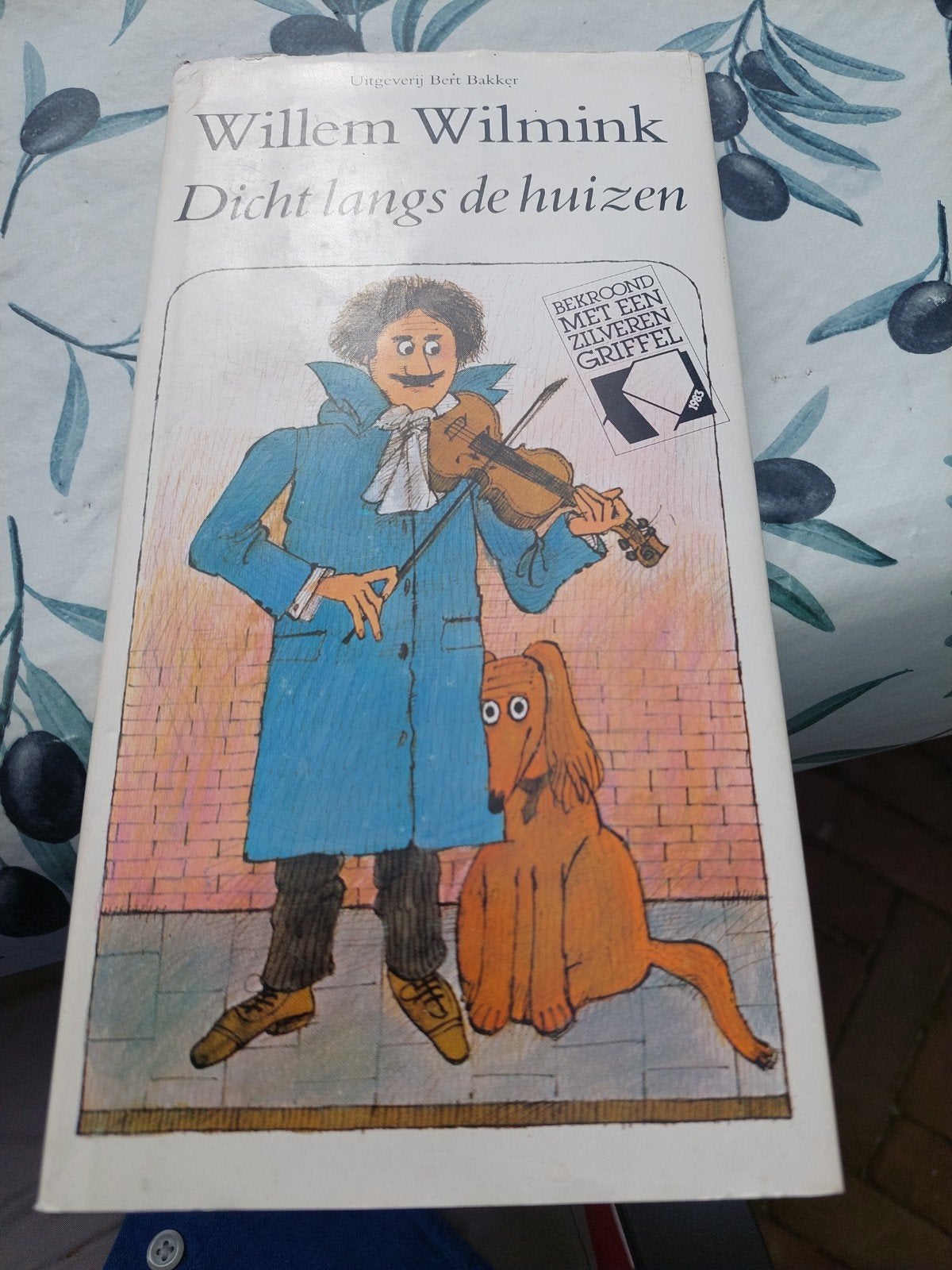 Dicht langs de huizen - Willem Wilmink (Zilveren Griffel), Ophalen of Verzenden, Zo goed als nieuw, Willem Wilmink, Eén auteur