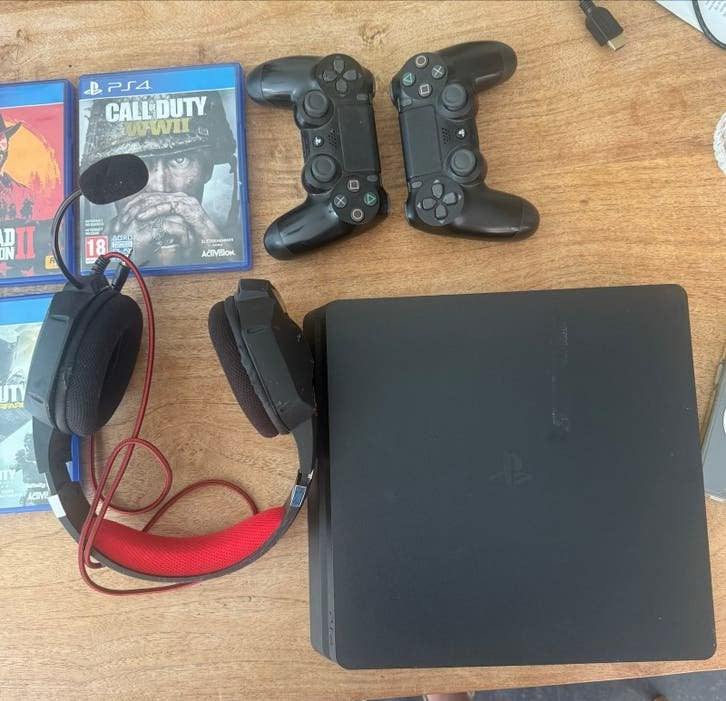 PS4 met 2 controllers, headset en 6 games | playstation 4, Spelcomputers en Games, Spelcomputers | Sony PlayStation 4, Ophalen