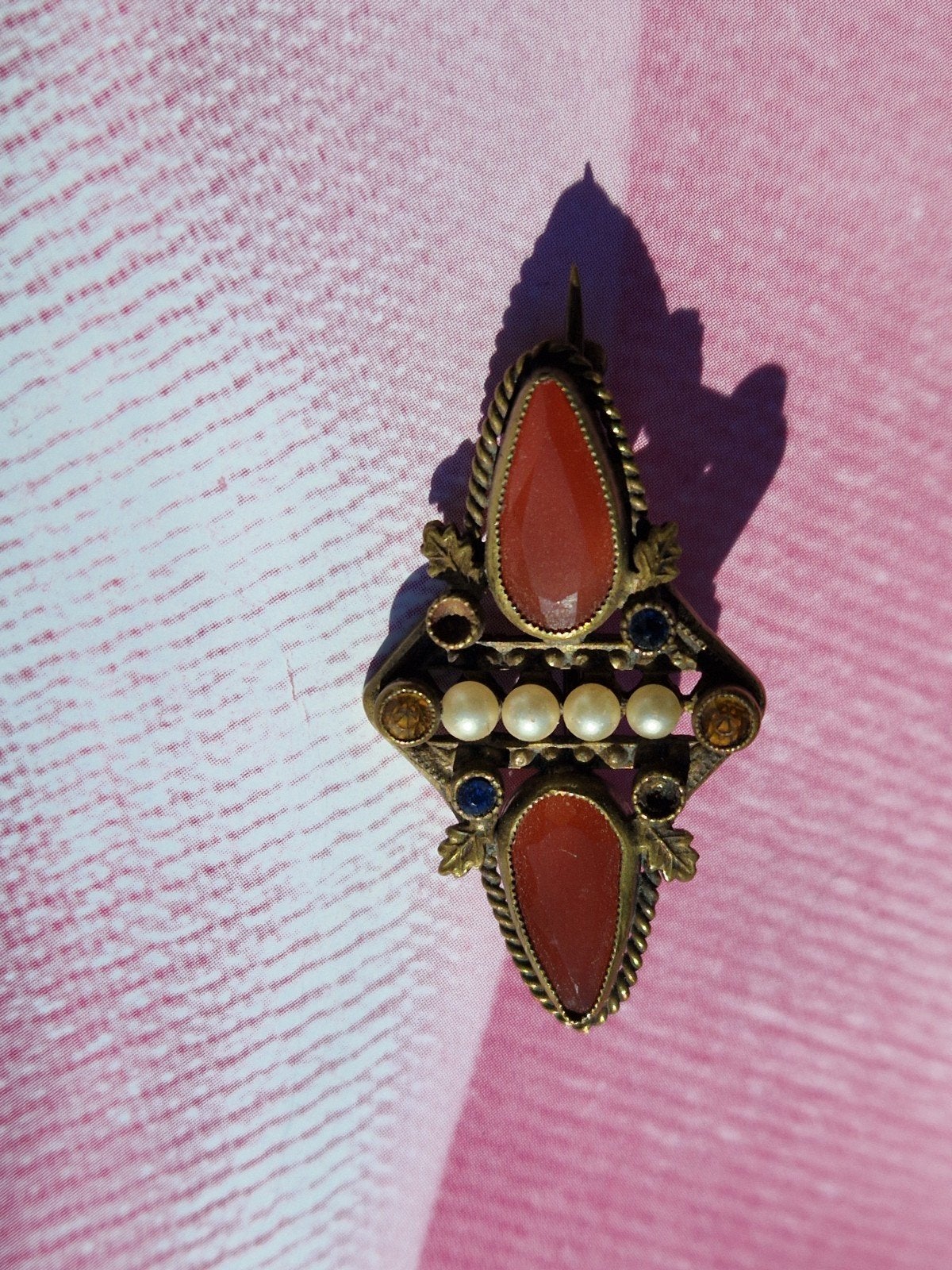 Antieke broche 1850 1900 rode edelstenen pareltjes, Sieraden, Tassen en Uiterlijk, Broches, Zo goed als nieuw, Overige materialen