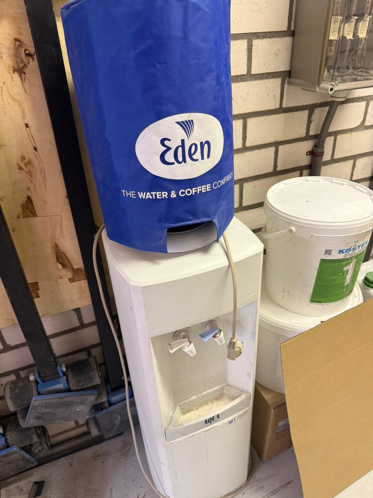 Waterkoeler met refill flessen, Ophalen, Zo goed als nieuw, Waterkoeler