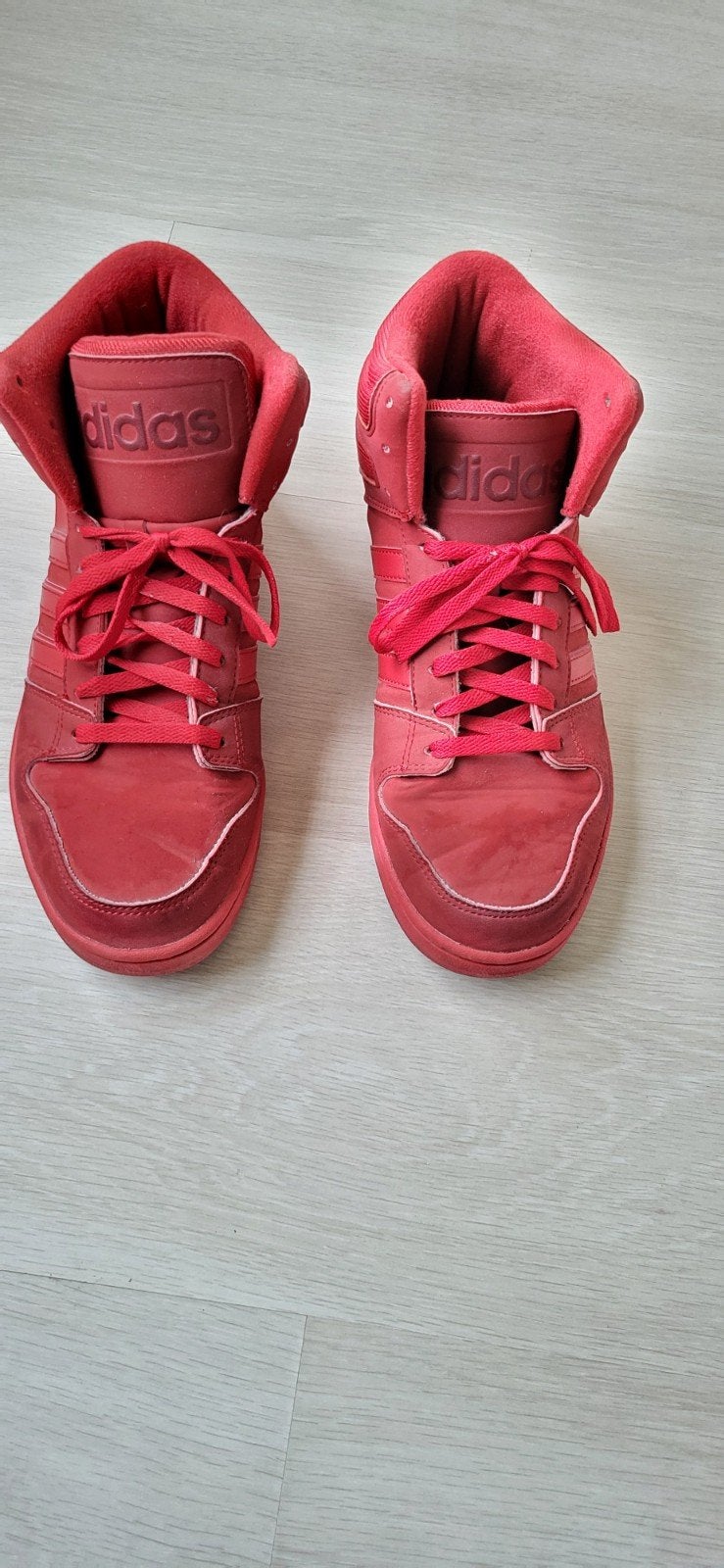 Adidas rode sneakers - Hoog model, Kleding | Heren, Schoenen, Ophalen, Gedragen