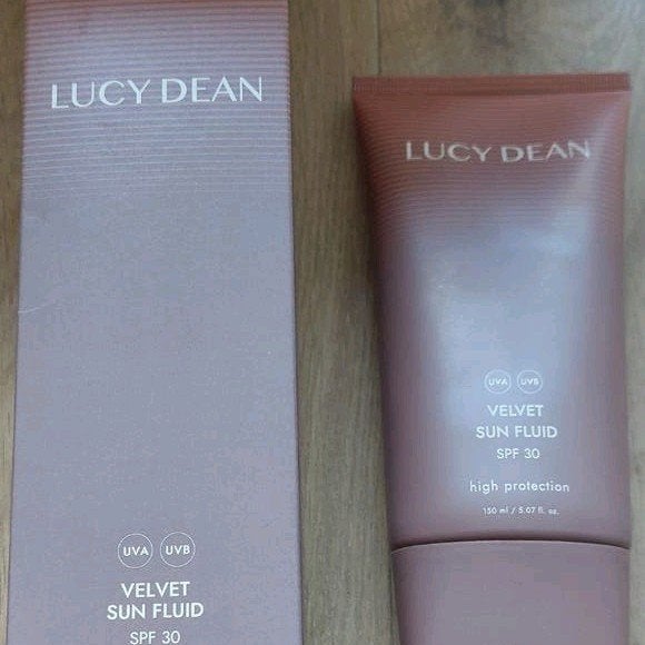 Lucy Dean Velvet Sun Fluid SPF 30 - Gloednieuw, Ophalen of Verzenden, Nieuw, Gehele gezicht, Verzorging