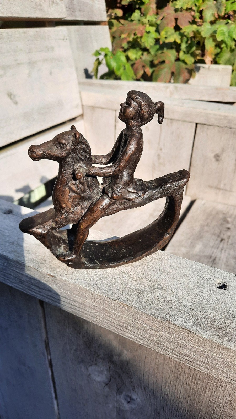 Bronzen beeldje meisje op hobbelpaard, Minder dan 20 cm, Ophalen of Verzenden, Beeld, Bruin