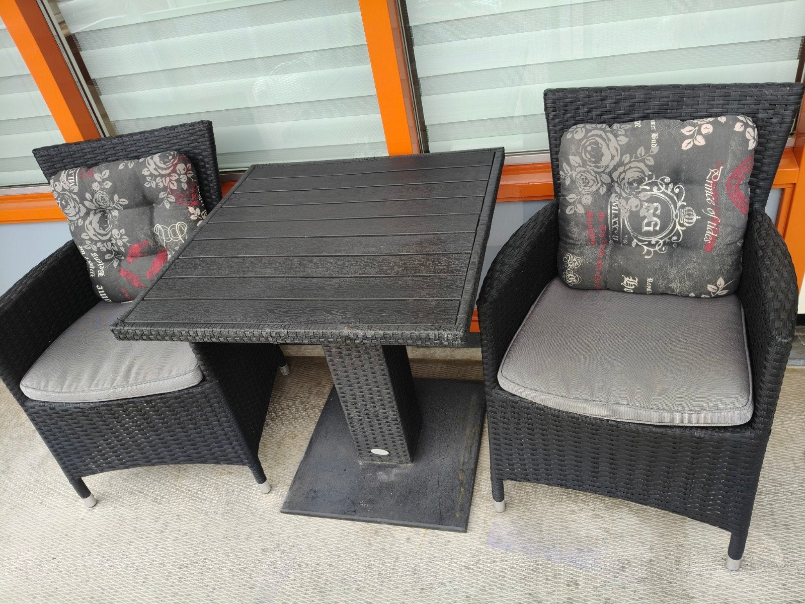Tuinset met tafel en twee stoelen, Gebruikt, Bijzettafel, Rotan, Tuinset