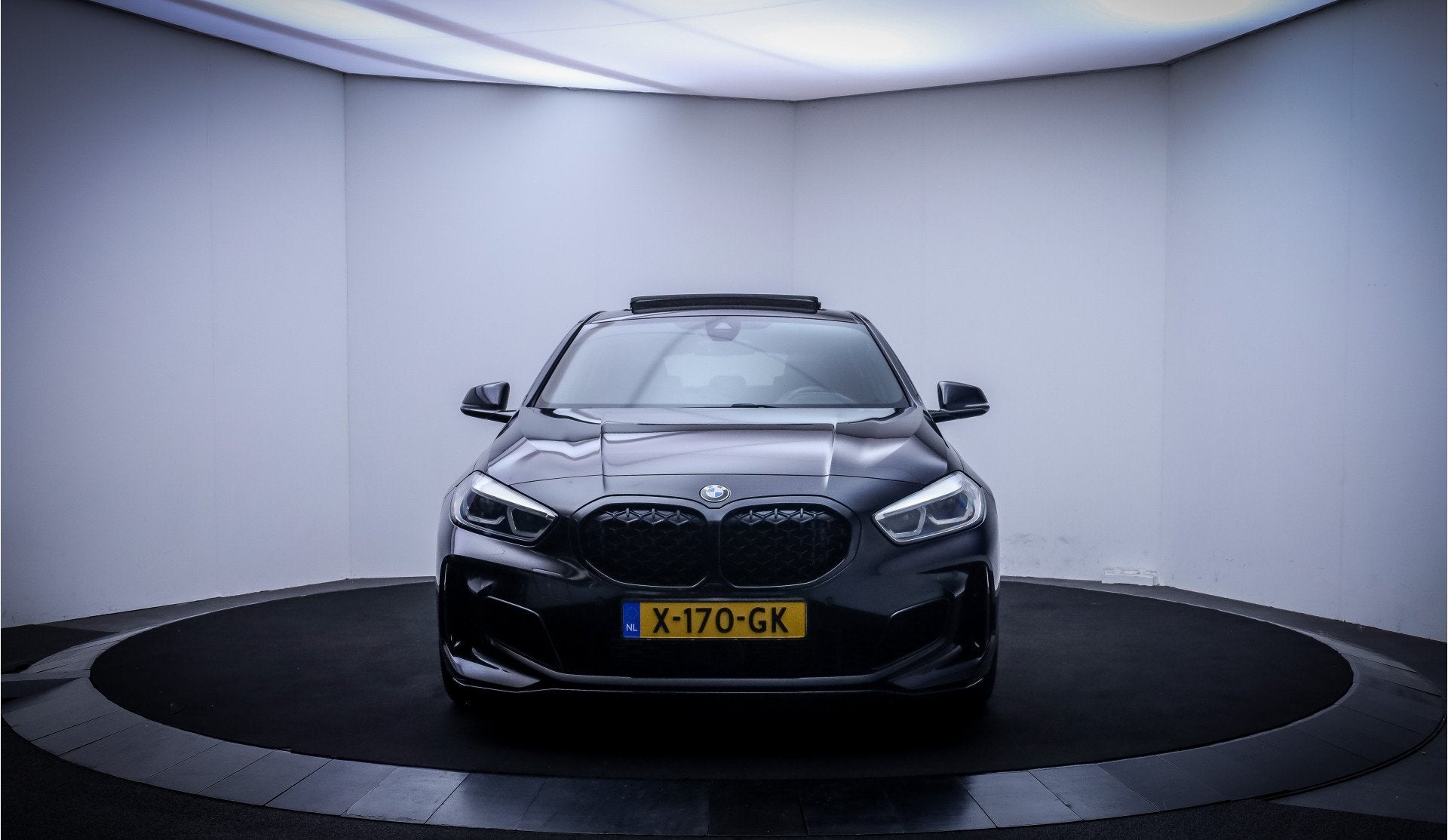 BMW 1-serie M135i xDrive HIGH Executive Edition PANO | HARMA, Auto's, BMW, 1998 cc, Gebruikt, Zwart, 4 cilinders