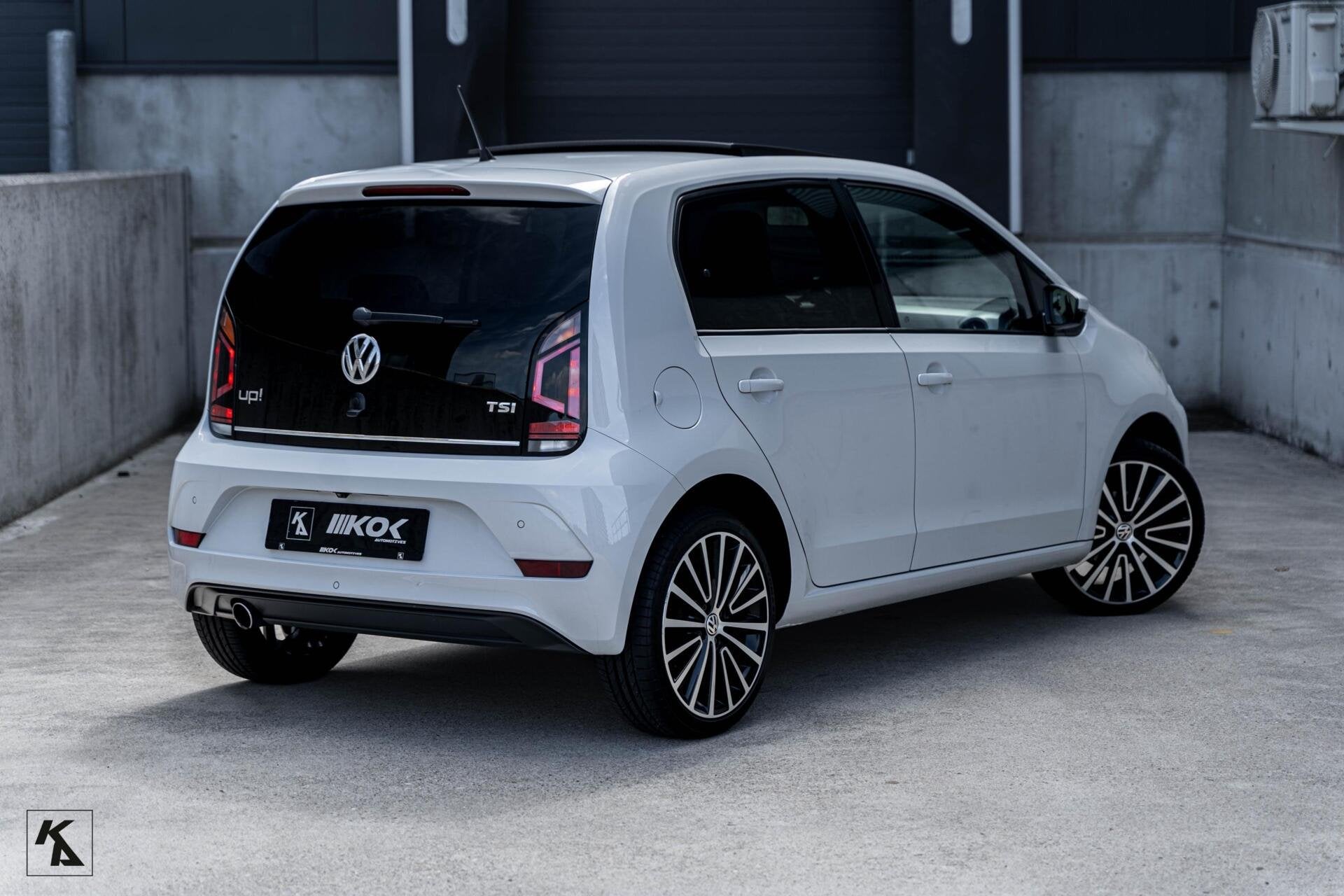 Volkswagen Up! 1.0 TSI | High R-line | White Silver | Luxe, Voorwielaandrijving, Gebruikt, 4 stoelen, Leder