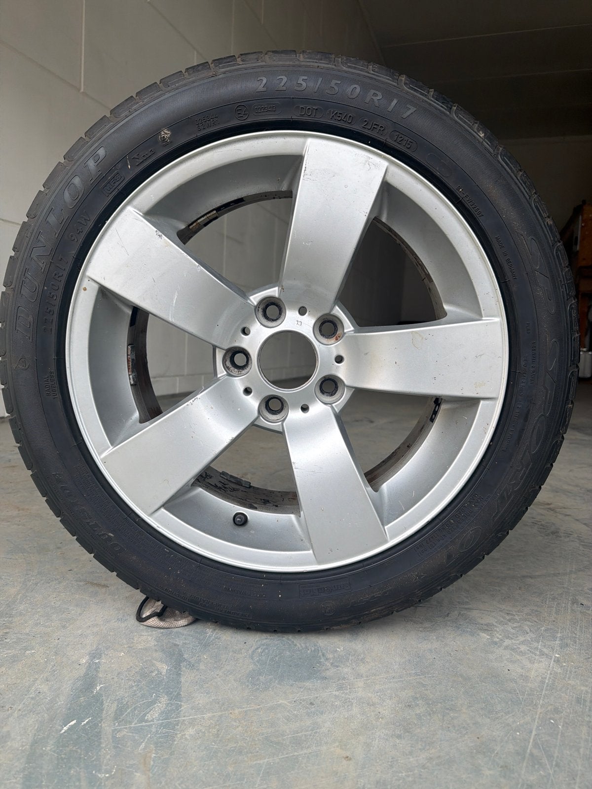 Lichtmetalen velg 17 inch E60/E61 styling 122 met band, Gebruikt, Banden en Velgen, 17 inch, Ophalen of Verzenden