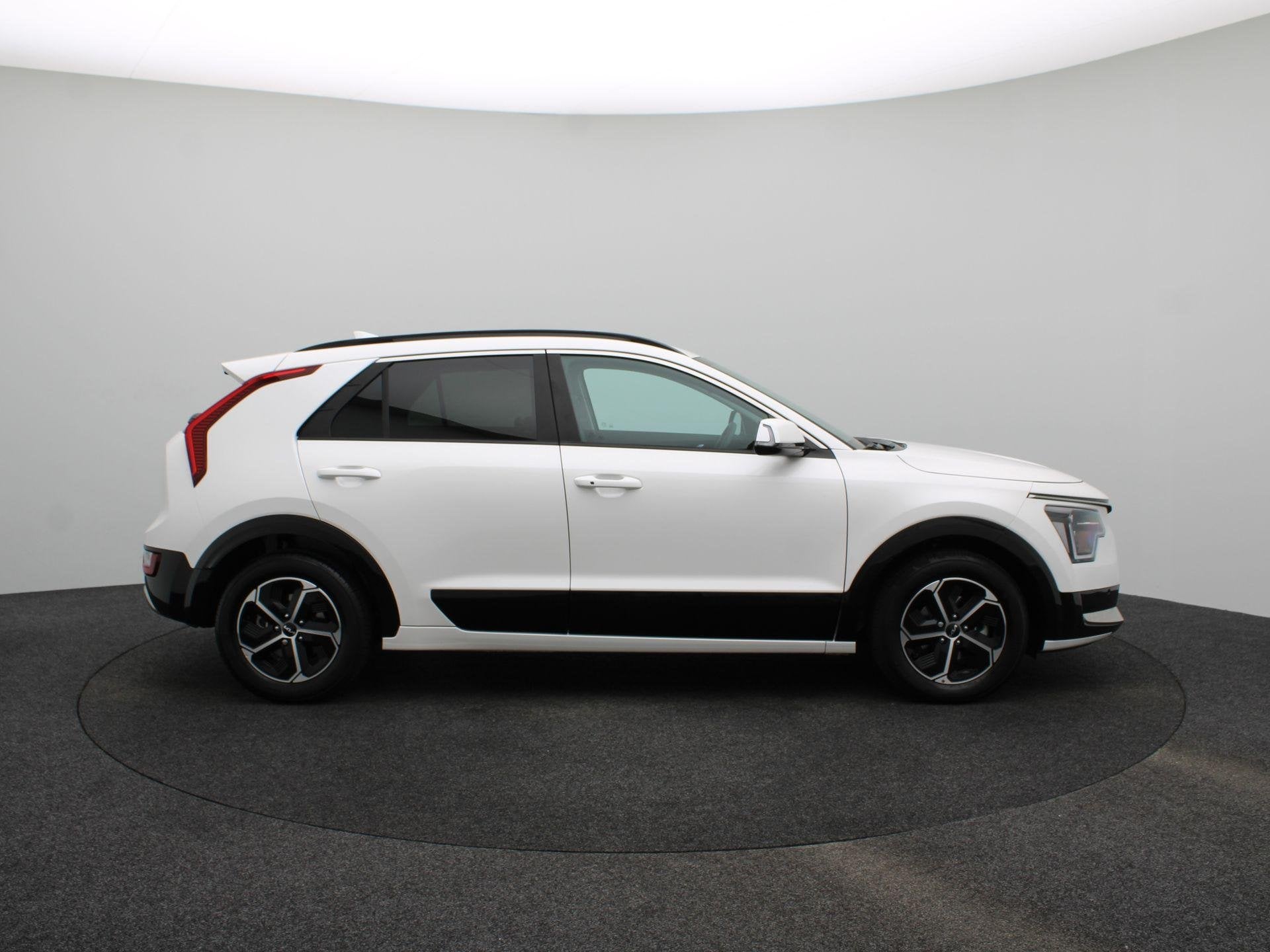 Foto 8 van Kia Niro 1.6 GDi Hybrid DynamicPlusLine | Open dak | Clima |