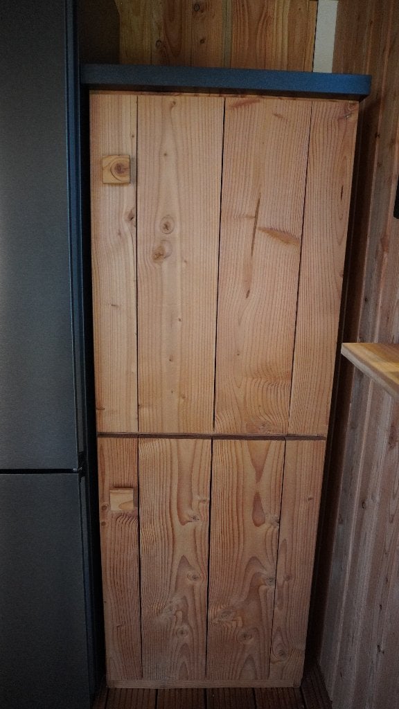 Hoge dubbele kast douglas hout, Ophalen, Zo goed als nieuw