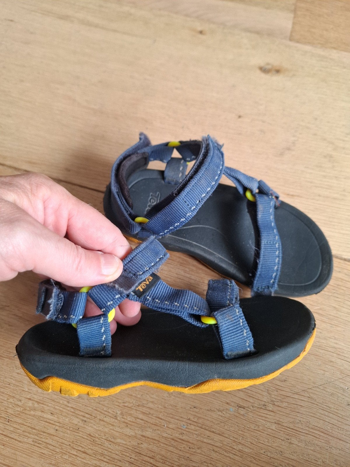 Teva sandalen maat 26 blauw geel maat 26, Kinderen en Baby's, Kinderkleding | Schoenen en Sokken, Gebruikt, Jongen of Meisje, Schoenen