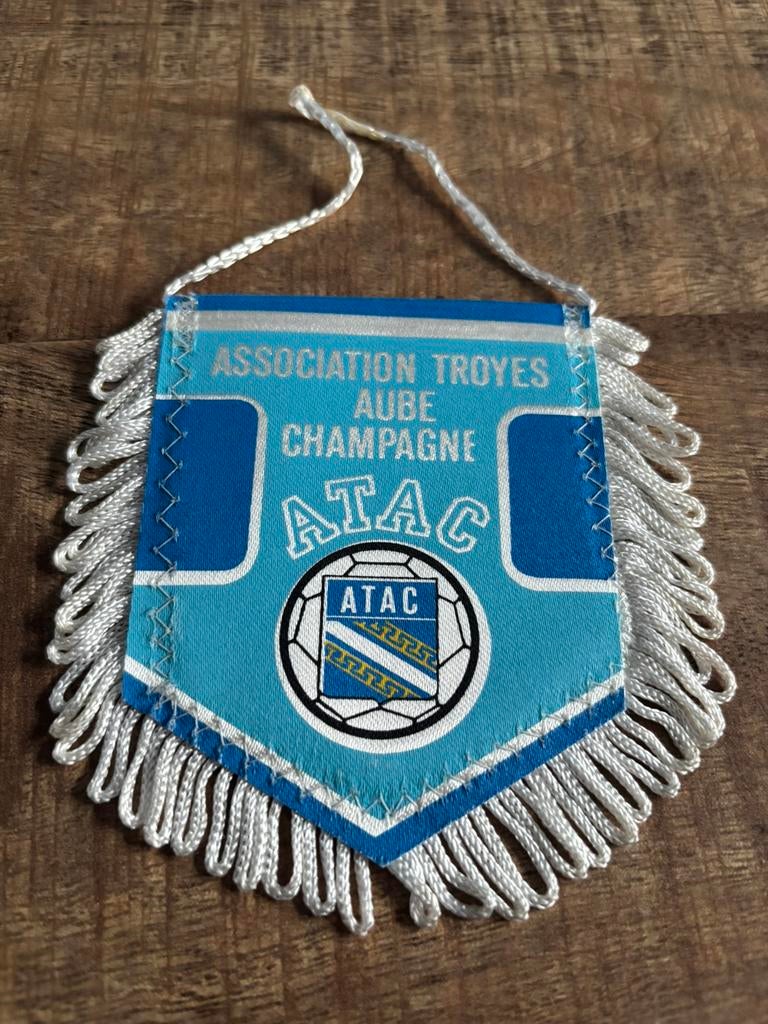 Troyes vaantje, Ophalen of Verzenden, Zo goed als nieuw, Buitenlandse clubs, Vaantje of Sjaal