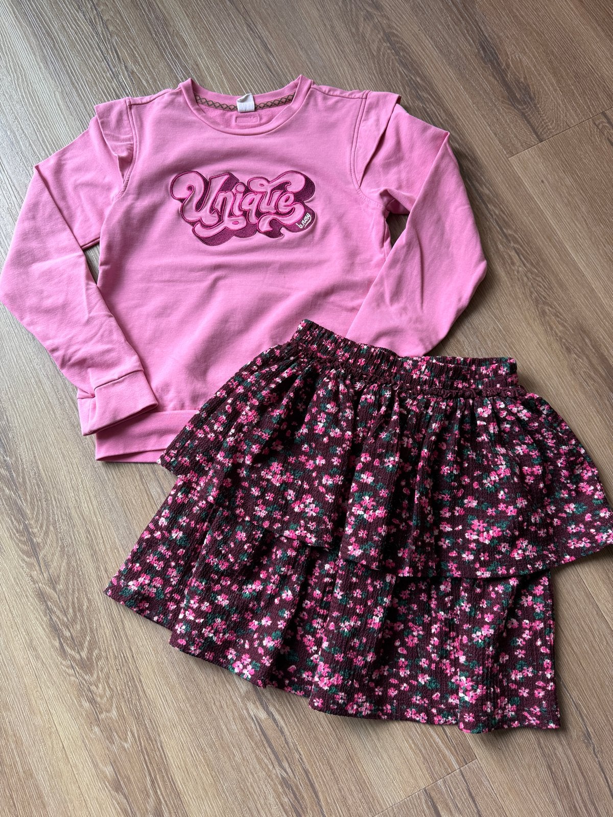 B-Nosy set: roze trui en bloemenrokje (maat 134-140), Ophalen of Verzenden, Gebruikt, Meisje, Setje