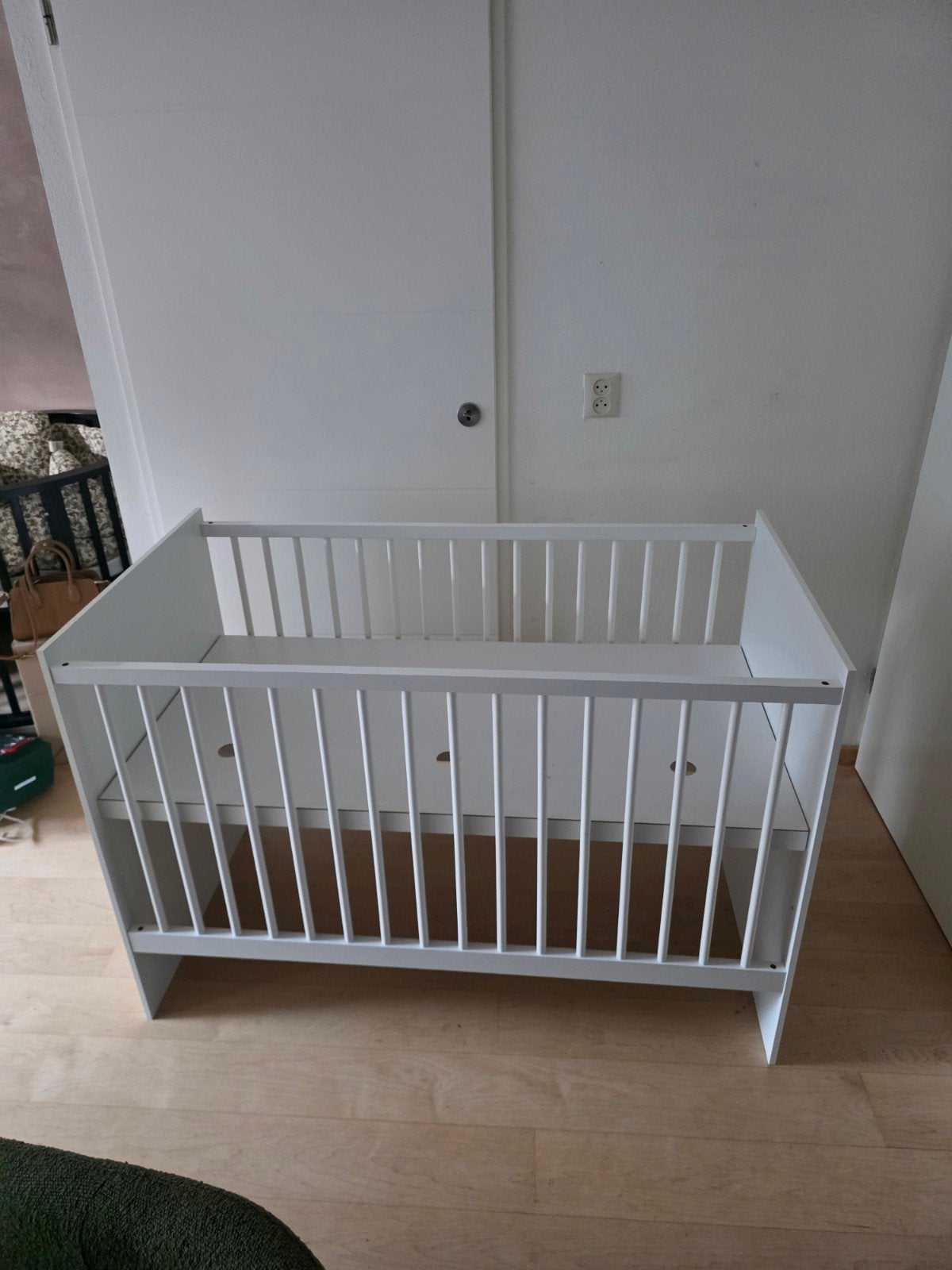 Wit ledikantje voor baby of peuter, Kinderen en Baby's, Babywiegjes en Ledikanten, Ophalen of Verzenden, Ledikant
