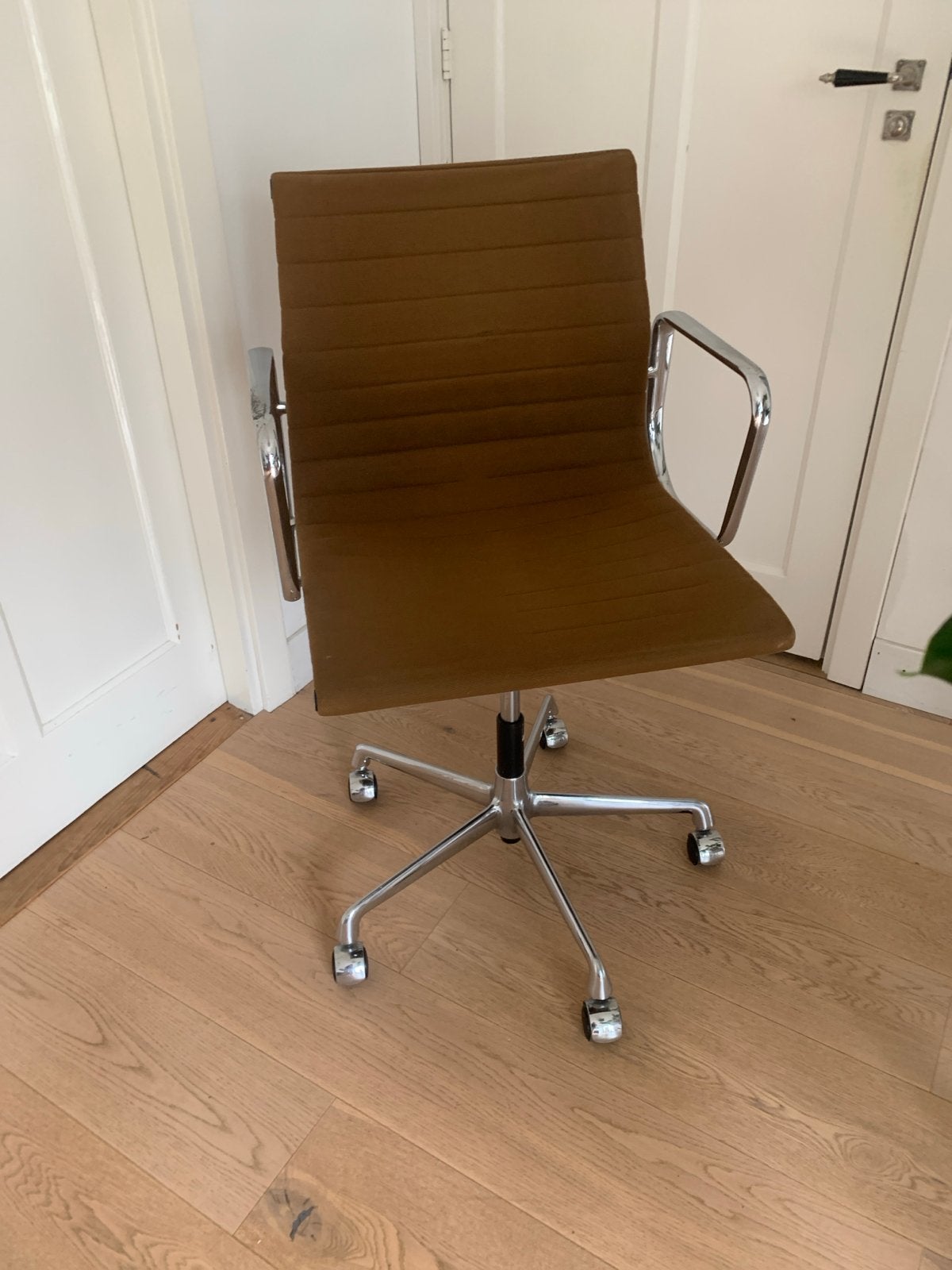 Vintage Vitra Charles Eames EA 117 bureaustoel, Ophalen