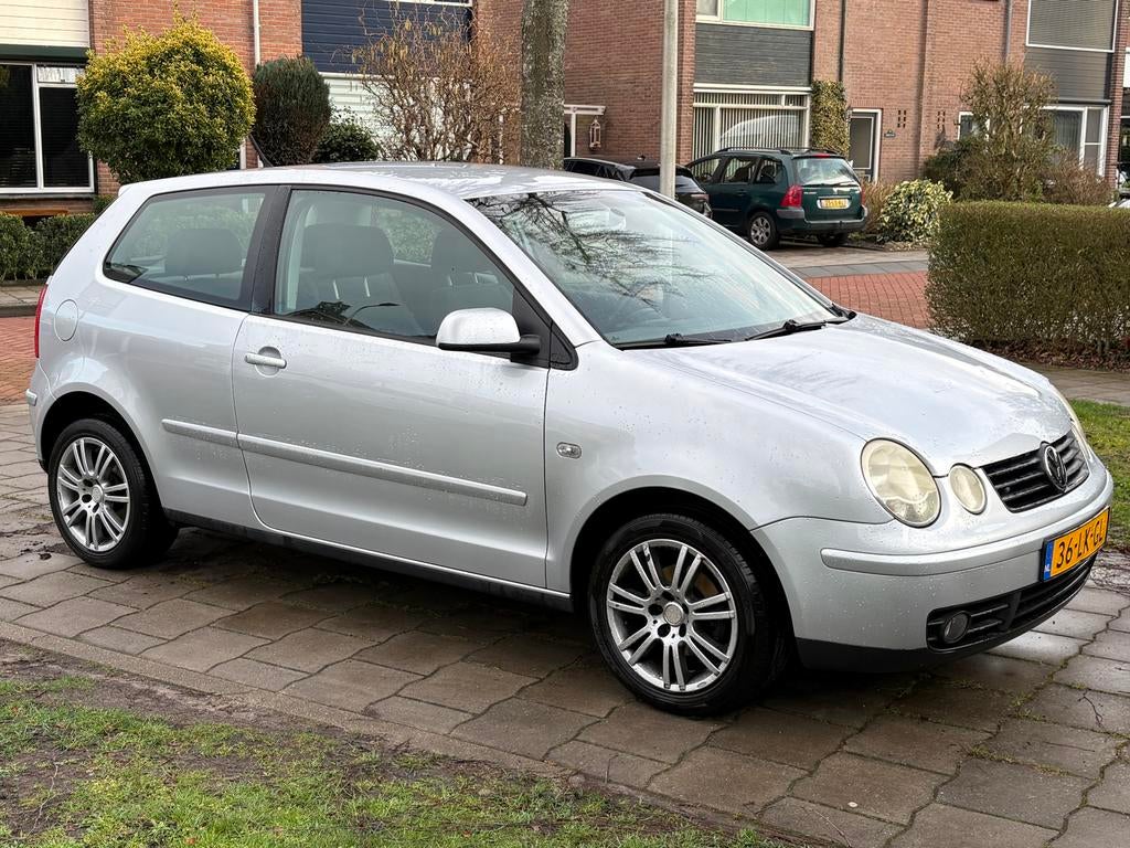 Volkswagen Polo 1.4 55KW 2003 Grijs, Auto's, Voorwielaandrijving, 4 cilinders, Origineel Nederlands, Handgeschakeld