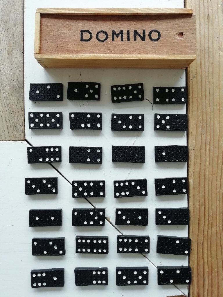 Domino set in houten bakje, Hobby en Vrije tijd, Gezelschapsspellen | Bordspellen, Een of twee spelers, Ophalen of Verzenden, Zo goed als nieuw