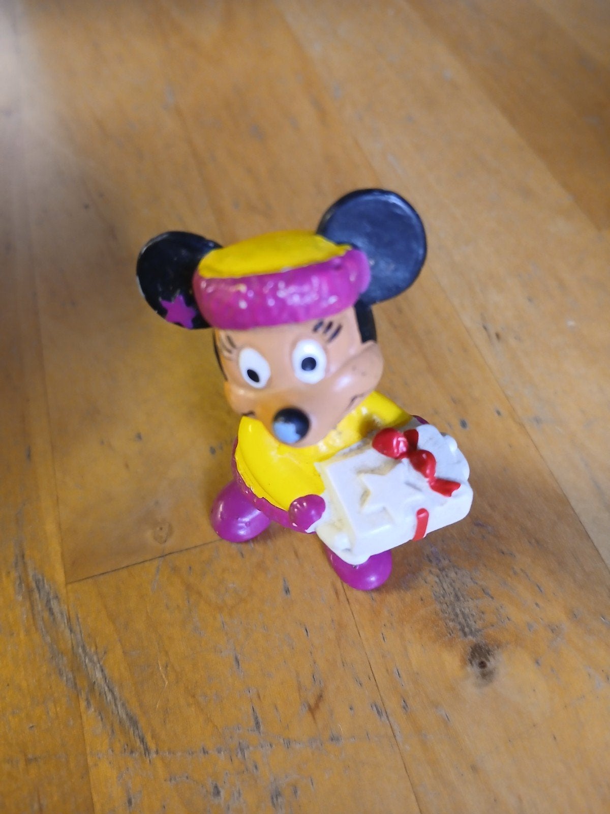 Minnie Mouse figuurtje met cadeau, Ophalen of Verzenden, Mickey Mouse, Gebruikt, Beeldje of Figuurtje