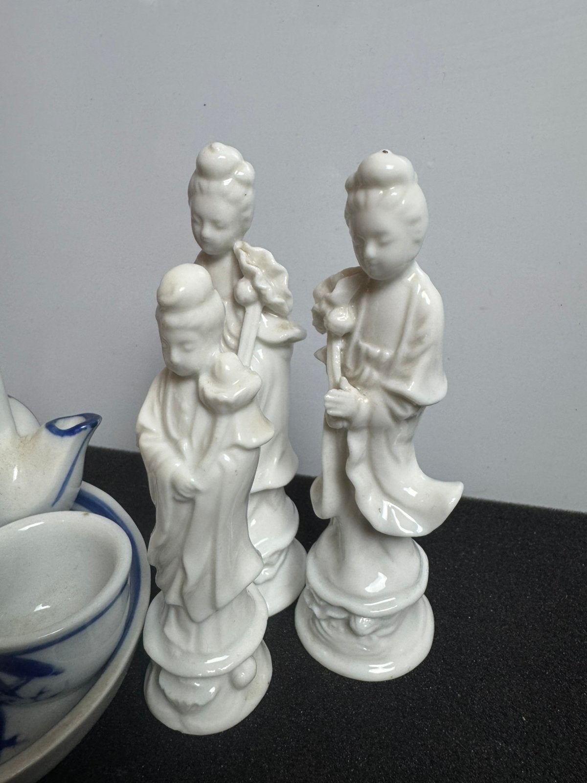 Lot Chinees porselein — theeservies en Guanyin beeldjes, Ophalen of Verzenden, Zo goed als nieuw