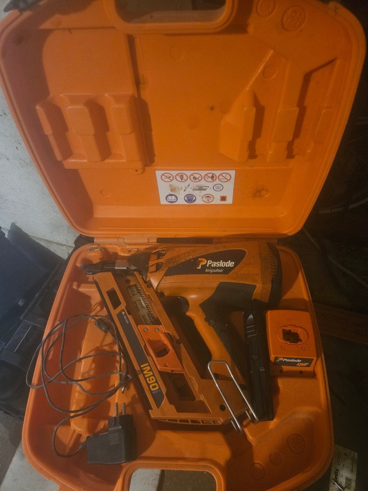 Paslode IM90 tacker met doos nagels en gaspatronen, Ophalen of Verzenden, Gebruikt