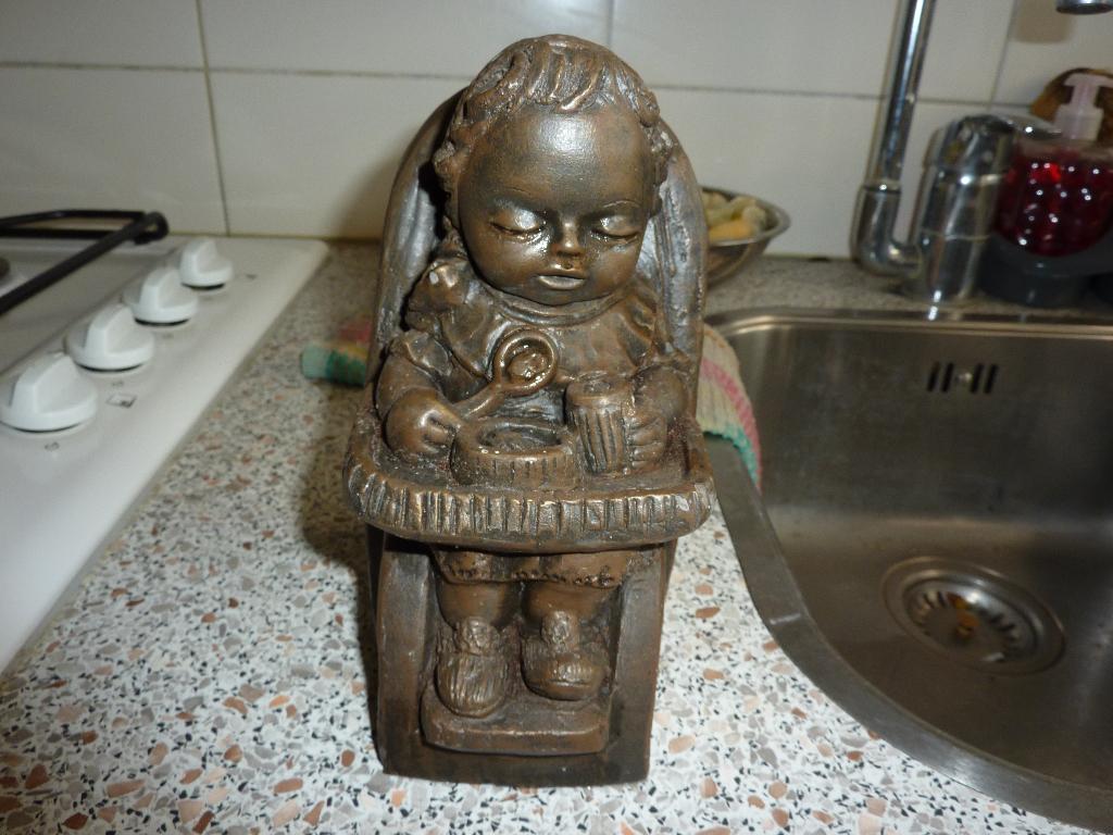 oud brocant beeld meisje in eetstoel, Ophalen of Verzenden, Zo goed als nieuw, Mens