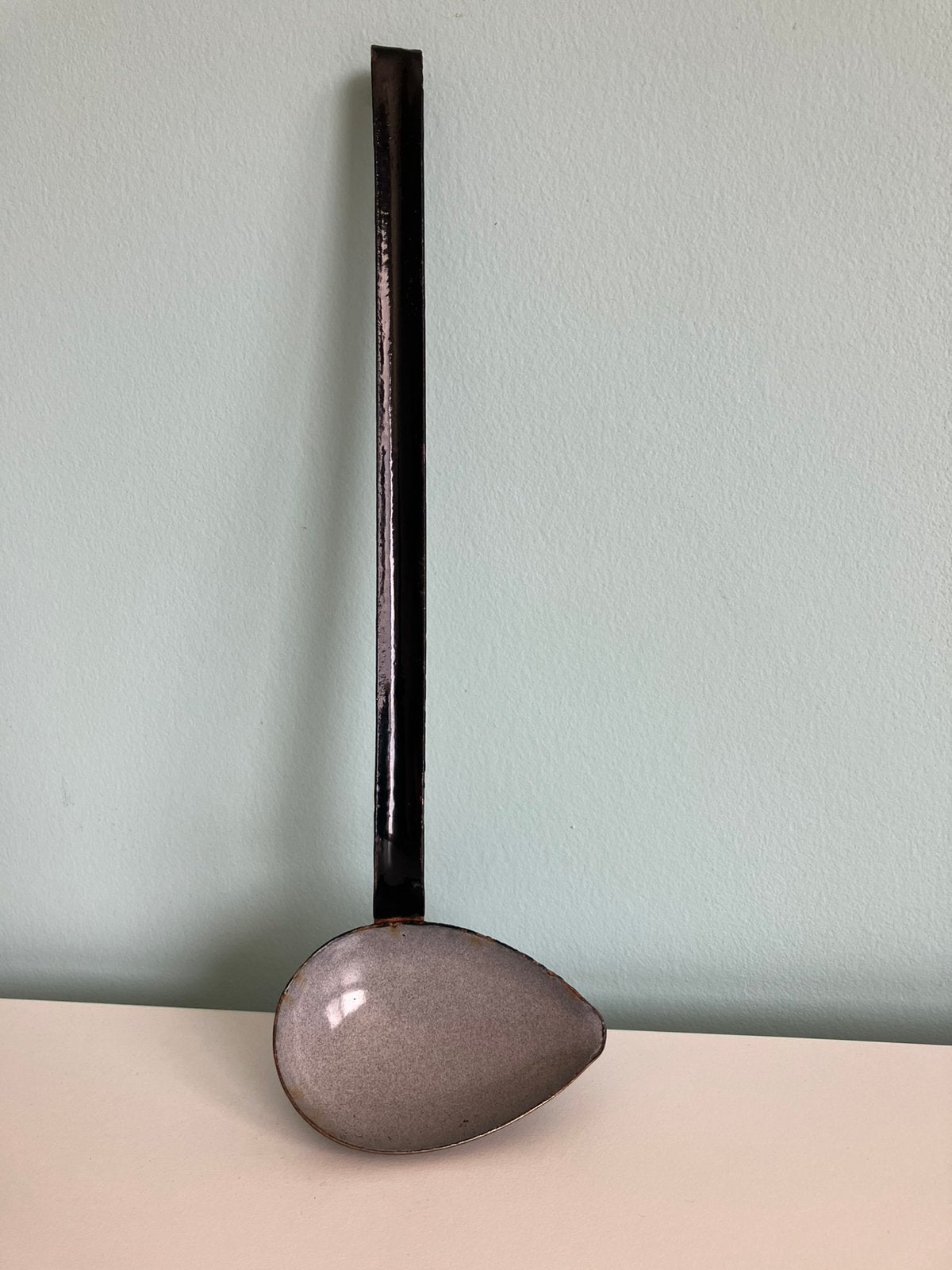 Emaille Pollepel / Soeplepel Grijs Gewolkt met Zwarte Steel, Antiek en Kunst, Ophalen of Verzenden