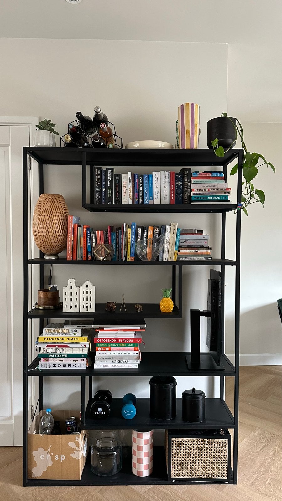 Zwart metalen open boekenkast met asymmetrische planken, Ophalen, Met plank(en), 100 tot 150 cm, Zo goed als nieuw