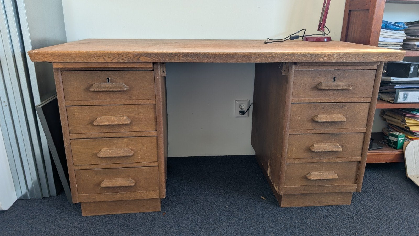 Eiken bureau met 8 lades, 140x70x75 cm, deels beschadigd, Ophalen