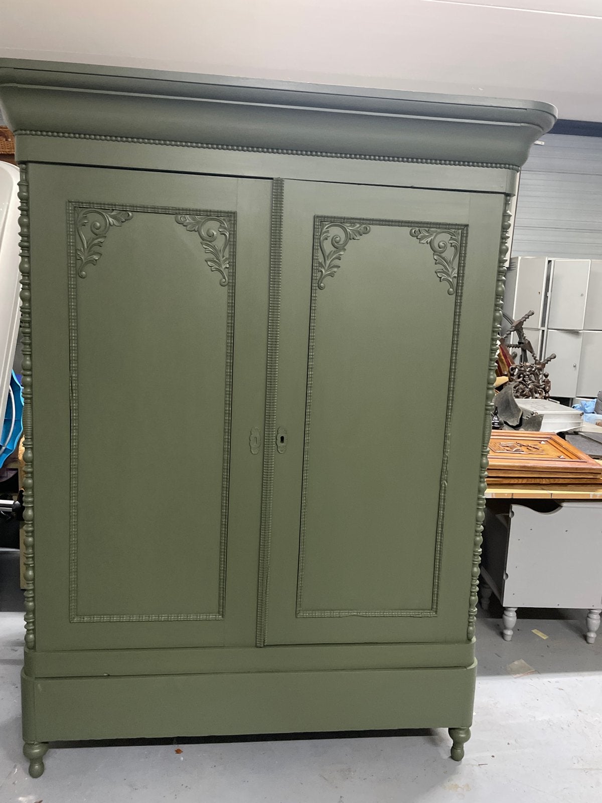 Antieke kledingkast in olijfgroen, Ophalen