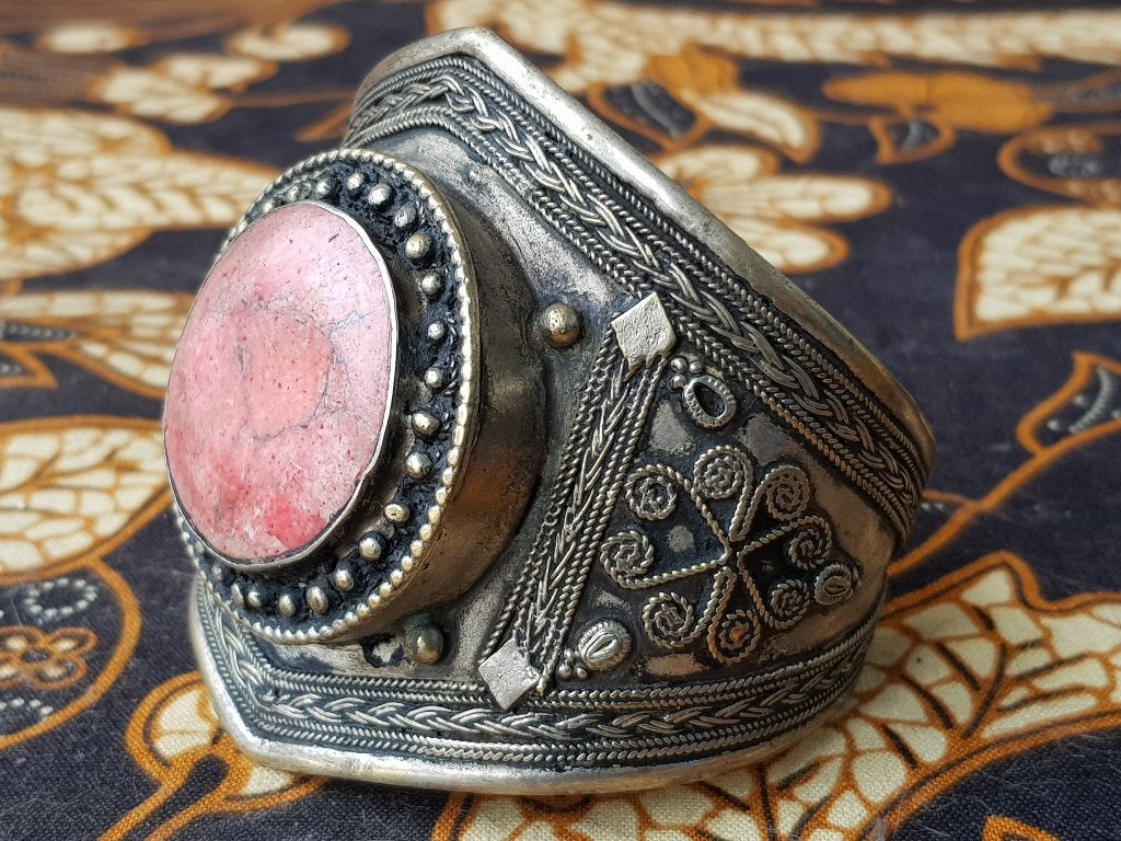 Mooie antieke armband uit Nepal van zilverbrons met steen.