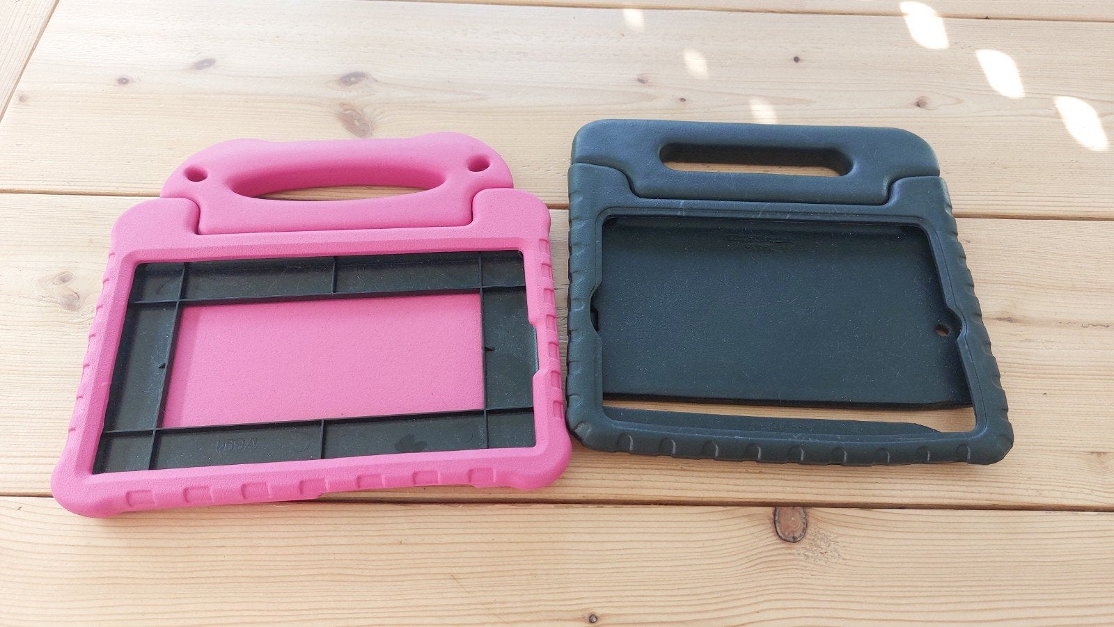 2x Tablet hoes voor kinderen - roze en zwart, 9 inch, Gebruikt, Onbekend, Bescherming voor- en achterkant