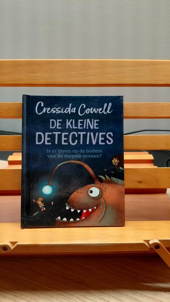 De Kleine Detectives - Cressida Cowell, Ophalen of Verzenden, Zo goed als nieuw, Cressida Cowell