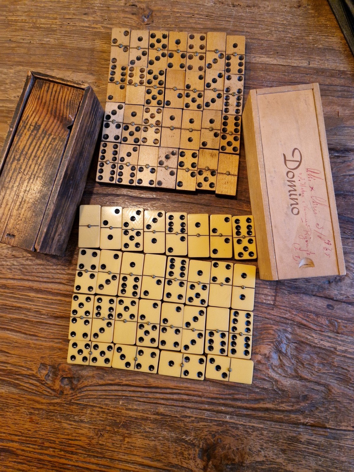 2 sets dominospellen 1x ebbenhout en 1x bakeliet, Ophalen of Verzenden, Gebruikt