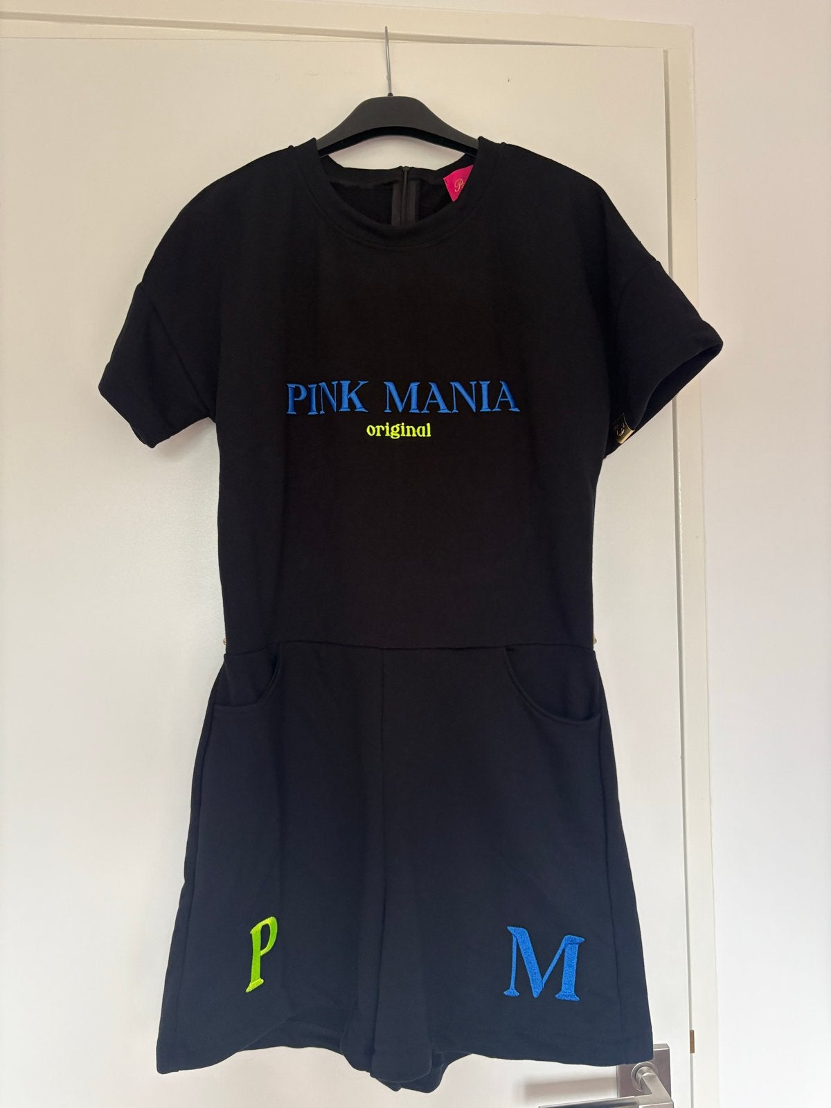 Pink Mania Original Playsuit Zwart Maat M, Kleding | Dames, Jumpsuits, Ophalen of Verzenden, Nieuw, Maat 38/40 (M), Zwart