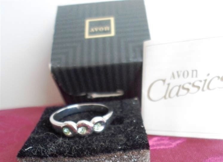 AVON ring met 3 blauwe kristal steentje. Verzilverd., 18 tot 19, Nieuw, Ophalen of Verzenden, Dame of Heer