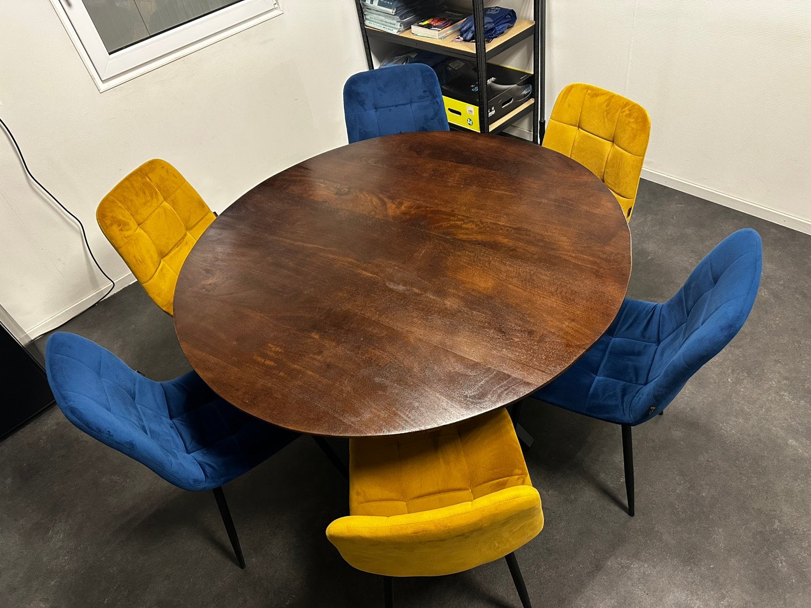 Eetkamer tafel rond stalen kruispoot compleet met stoelen, Ophalen, Zo goed als nieuw, Hotel chique interieur, 4 tot 6 stoelen