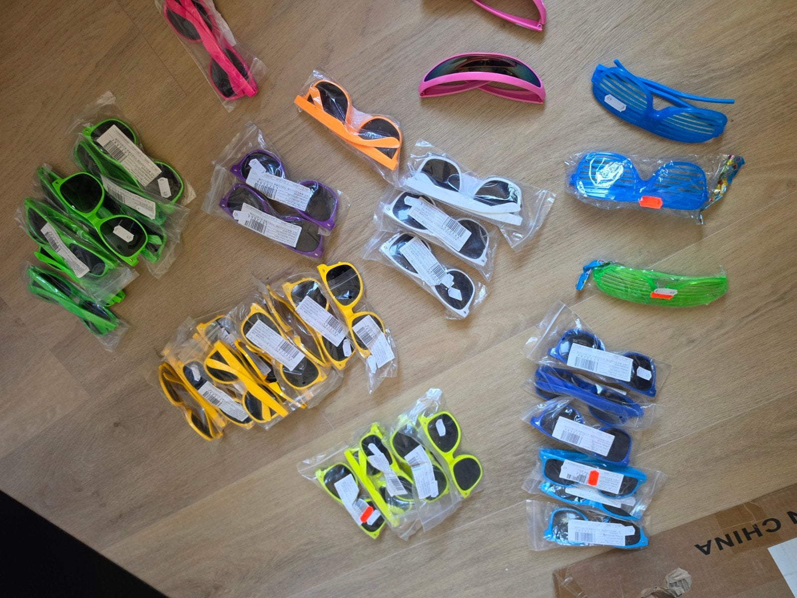 Partij nieuwe zonnebrillen unisex. 35 stuks, Ophalen of Verzenden, Nieuw, Overige kleuren, Overige merken