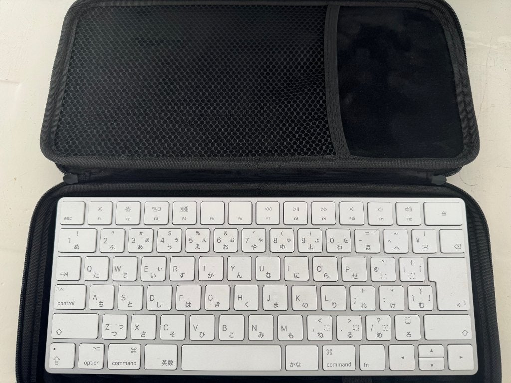 Apple Magic Keyboard (A1644) Japanse indeling + hoes, Ophalen of Verzenden, Zo goed als nieuw, Draadloos, Qwerty