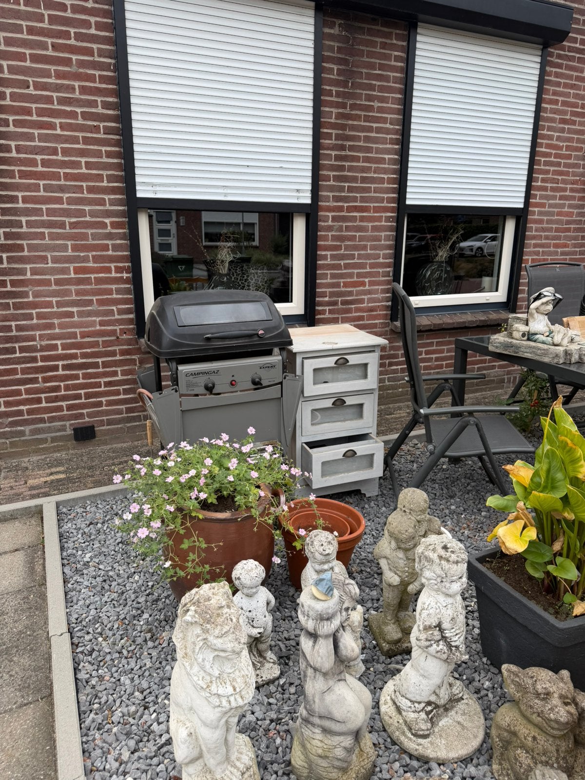 GRATIS Diverse stoelen en planten tegel gratis af te halen, Huis en Inrichting, Stoelen, Ophalen, Gebruikt, Grijs, Vijf, Zes of meer stoelen