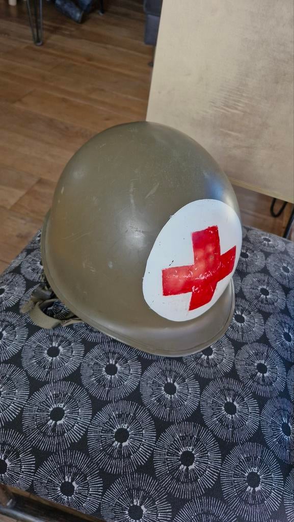 M53 VB56 8S3 medic helm, Verzamelen, Militaria | Algemeen, Ophalen of Verzenden, Landmacht, Nederland, Helm of Baret