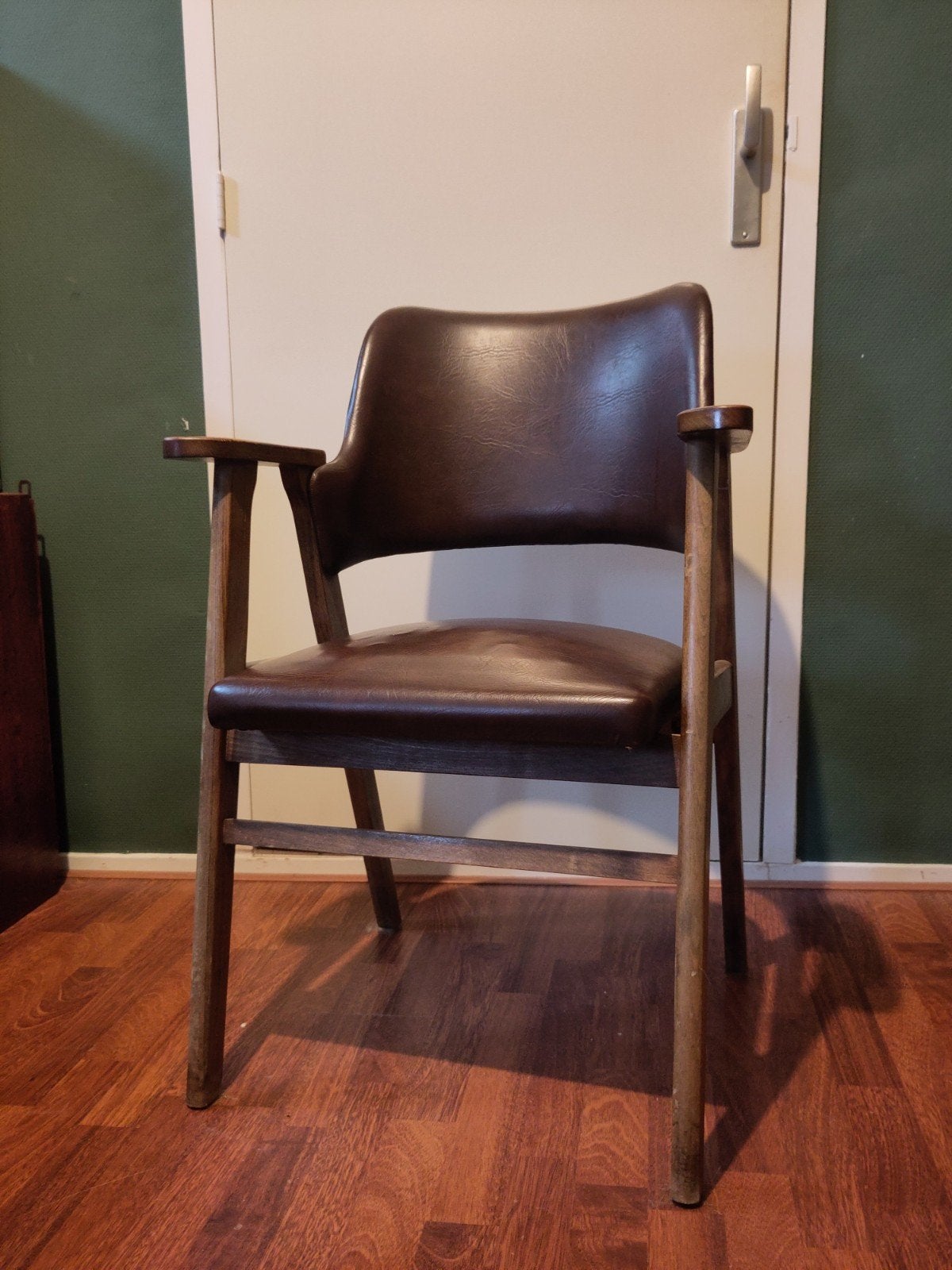 Bruine stoel met kunstleder bekleding, Huis en Inrichting, Stoelen, Ophalen, Gebruikt, Bruin, Vintage
