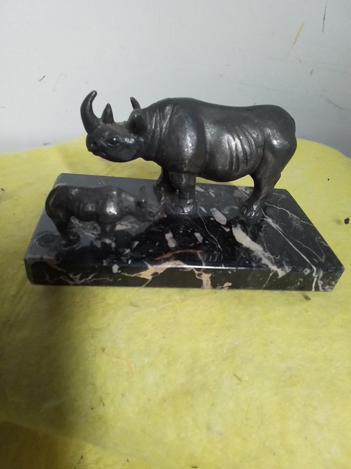 15943) mooi verzilverd beeldje  Zwarte neushoorn  met jong, Ophalen of Verzenden