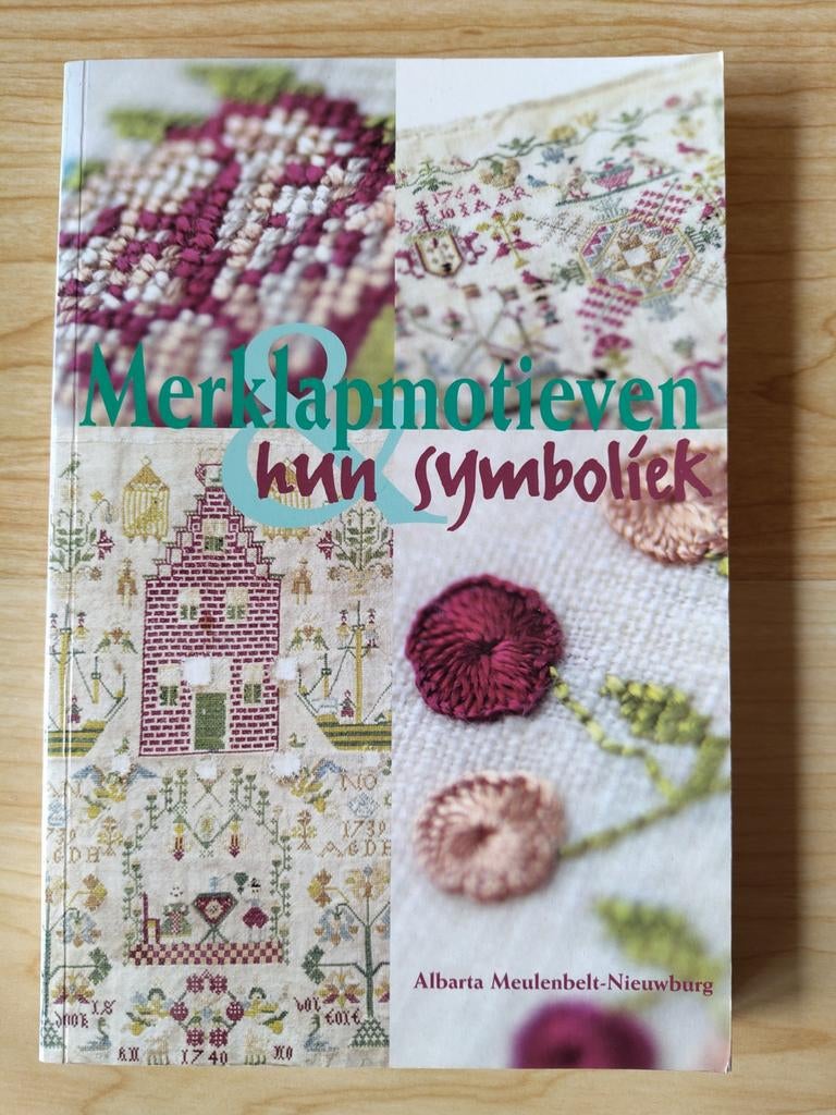 Merklapmotieven en hun symboliek - Albarta Meulenbelt, Gelezen, Albarta Meulenbelt-Nieuwburg, Ophalen of Verzenden, Borduren en Naaien