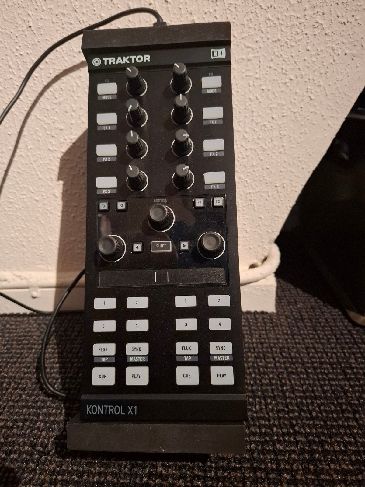 Traktor Kontrol X1 DJ Controller - Compact & Krachtig, Muziek en Instrumenten, Ophalen of Verzenden, Zo goed als nieuw