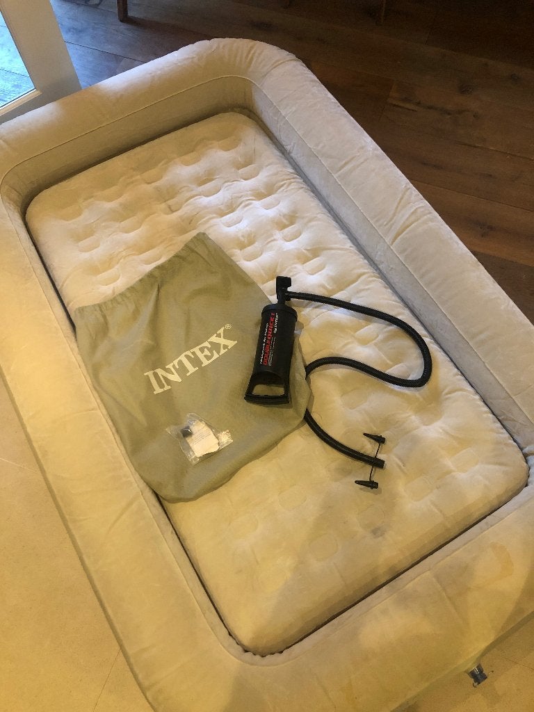 Intex Travel Kinderluchtbed met pomp en draagtas, Ophalen of Verzenden, Gebruikt, 1-persoons
