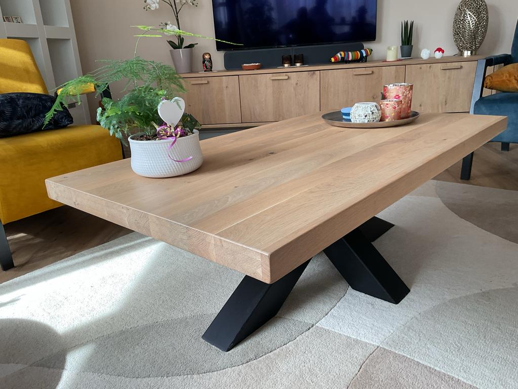 Eikenhouten salontafel met zwart metalen onderstel, Huis en Inrichting, Tafels | Salontafels, Ophalen, 100 tot 150 cm, Modern, eigentijds.