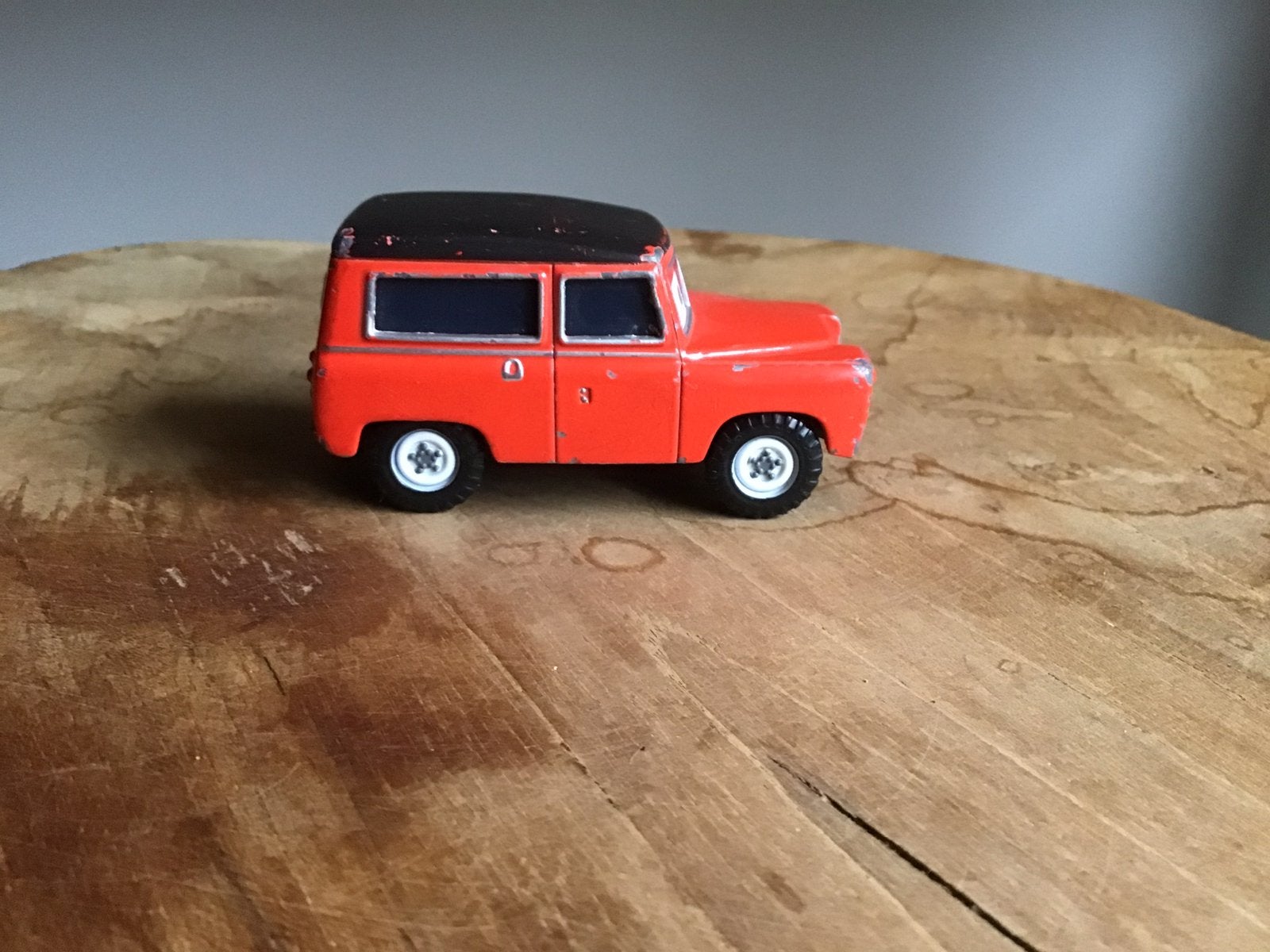Disney pixar matel rode landrover vintage modelauto, Verzenden, Gebruikt, Auto